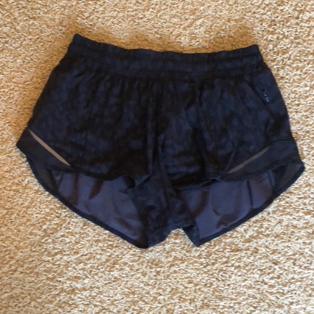lululemon, hotty hot low-rise lined short 2.5, size 6